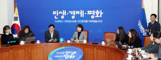 더불어민주당 택시·카풀 TF 전현희 위원장(왼쪽에서 네번째)이 18일 국회에서 4개 택시단체 대표자와 간담회를 마치고 결과를 브리핑하고 있다.  연합뉴스